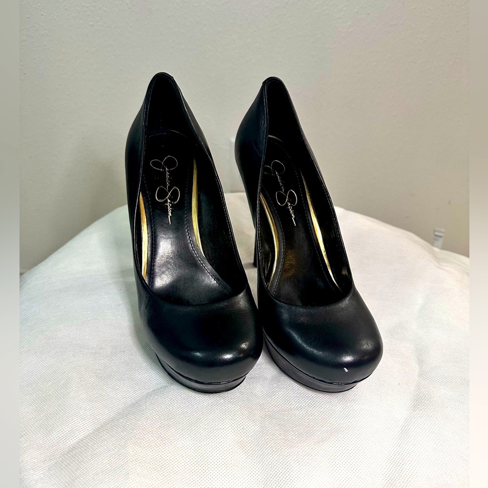 Used Jessica Simpson round toe platform pumps